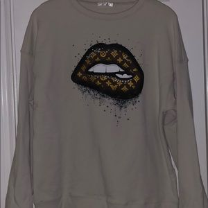 Loose beige Louis Vuitton Lip Bite pull over